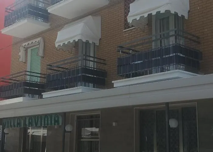 מלון Lavinia 2*